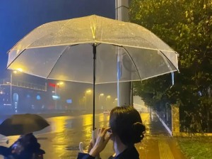 一场突如其来的大雨，让我在旅馆里避雨时发现了一款神奇的雨伞